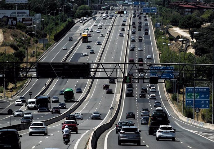 Tráfico de vehículos en la carretera A6 a su paso por el barrio de El Plantío, en Madrid (España), a 31 de julio de 2020. A partir de hoy, y coincidiendo con el primer fin de semana del mes de agosto, se producirá un "importante movimiento de vehículos"