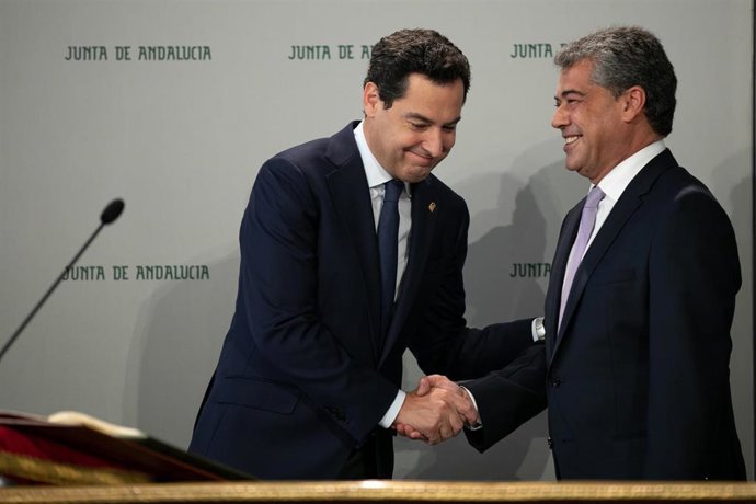 El presidente de la Junta, Juanma Moreno, junto al rector de la Universidad de Almería, Carmelo Rodríguez Torreblanca, en su toma de posesión