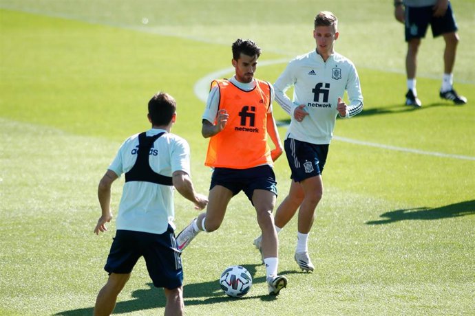 Dani Ceballos y Dani Olmo en un entrenamiento de la selección española en la Ciudad del Fútbol de Las Rozas (Madrid).