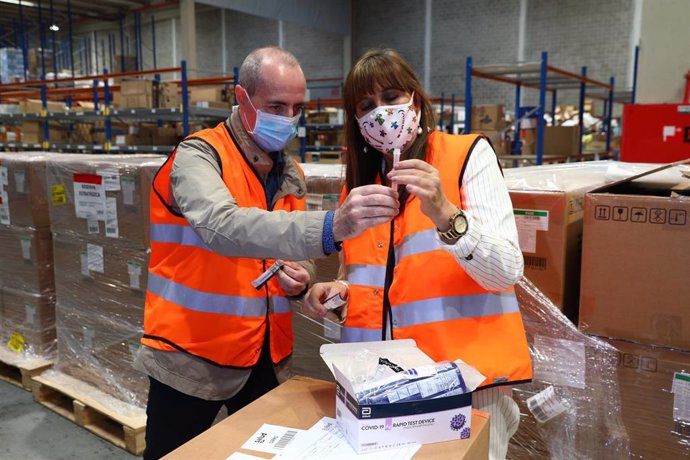 La consejera de Sanidad de Aragón, Sira Repollés, visita el almacén logístico del Servicio Aragonés de Salud, que ha recibido hoy 100.000 test rápidos de antígenos.