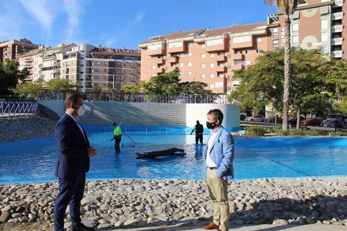 Millán (d) visita el estanque del cocodrilo