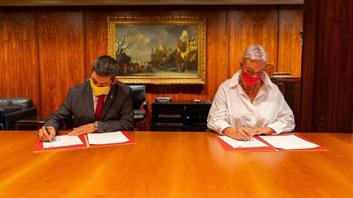 El presidente de la Cámara de Barcelona, Joan Canadell y la presidenta de Fibracat TV Meritxell Bautista