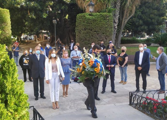 El portavoz de Ciudadanos (Cs) en el Ayuntamiento de Valncia, Fernando Giner, en la ofrenda floral por el 9 d'Octubre