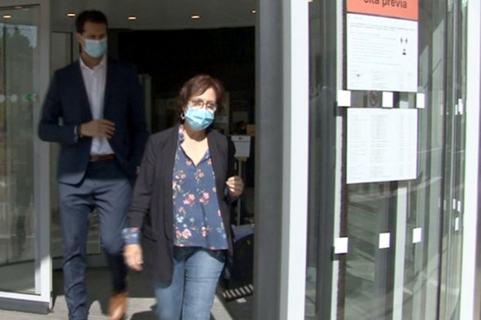 Pla mig de la directora de la residncia Sant Josep de Lleida, sortint del jutjat després de declarar per la mort de residents per covid-19. Imatge del 9 d'octubre de 2020. (Horitzontal)