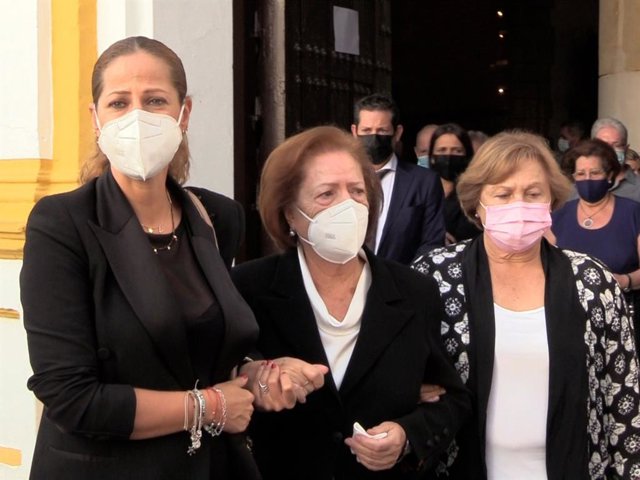 Pastorsa Soler no se ha separado del lado de su madre, Pilar, en el funeral de su progenitor, José Francisco Sánchez