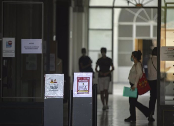 Carteles informativos con las medidas de seguridad para la Covid-19, en una de las entradas del edificio del Rectorado de la Universidad de Sevilla, durante el inicio del curso universitario, foto de archivo