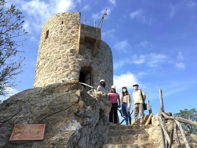 La vicepresidenta del Consell y consellera insular de Cultura, Patrimonio y Política Lingüística, Bel Busquets, junto con la directora insular de Patrimonio, Kika Coll, han visitado la Torre d'Es Verger en Banyalbufar.