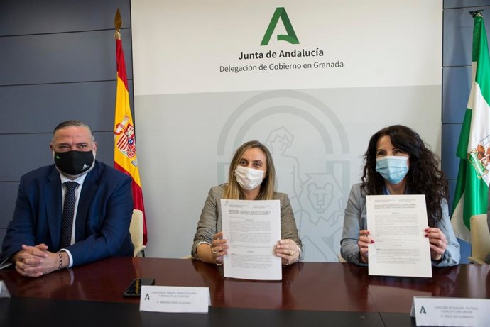 El delegado del Gobierno andaluz en Granada, Pablo García, la consejera de Fomento, Marifrán Carazo, y la consejera de Igualdad, Rocío Ruiz