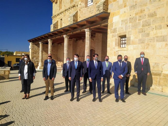 El presidente de la Junta de Castilla y León y los presidentes de las diputaciones de la región antes de firmar el protocolo General de Actuación para la depuración de aguas residuales.