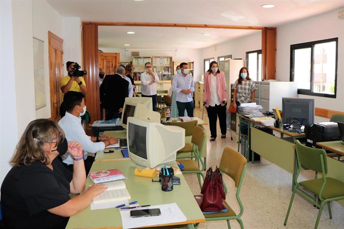 Visita al nuevo centro de orientación educativa del este de la Axarquía habilitado en Torrox