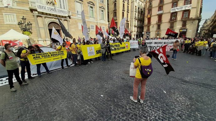 Concentració a la plaa Sant Jaume de Barcelona durant la primera jornada de vaga en l'ensenyament públic convocat pels sindicats de docents AspepcSps i CGT Ensenyament.