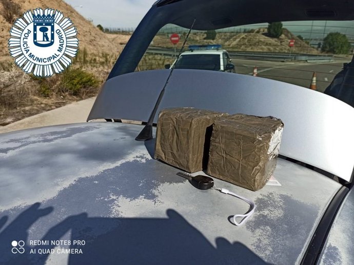 Detenido en un control policial un hombre que llevaba dos kilos de hachís en su coche