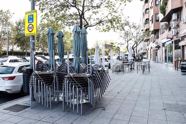 Terraza recogida y cerrada de un bar, en Fuenlabrada, Madrid (España) a 21 de septiembre de 2020. Fuenlabrada es uno de siete municipios de Madrid que posee zonas básicas de salud (Alicante, Cuzco y Francia) en las que la Comunidad de Madrid aplica desde 
