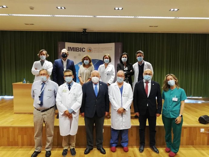 Aguirre (centro), con los responsables del estudio del Imibic para combatir los efectos del Covid-19.