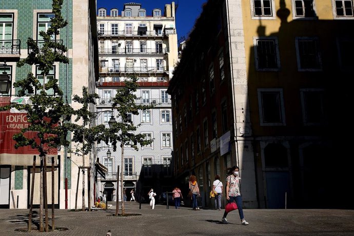 Personas con mascarilla en el centro de Lisboa
