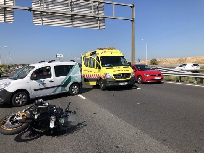 Hospitalizado un motorista con una pierna en estado catastrófico tras chocar contra un camión en la M-40