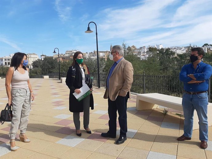 La delegada de Fomento, Infraestructuras y Ordenación del Territorio, Cristina Casanueva (segunda por la izda.), en su visita a Puente Genil
