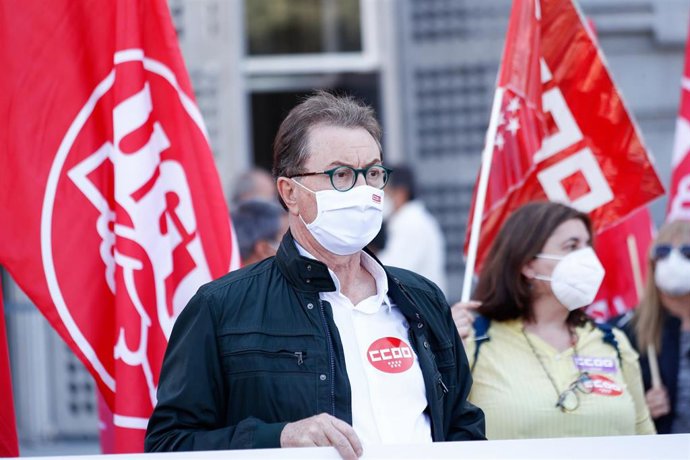 El secretario general de CC.OO., Jaime Cedrún; sostiene una pancarta durante una concentración convocada por CCOO y UGT con motivo de la conmemoración de la Jornada Mundial por el Trabajo Decente, en la plaza de Cibeles, Madrid, (España), a 7 de octubre