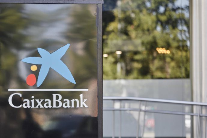 Distintivo y logo de las oficinas de Caixabank en Madrid (España) a 4 de septiembre de 2020.