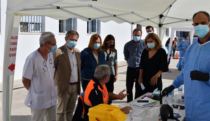 La alcaldesa de Palma del Río (Córdoba), Esperanza Caro de la Barrera (centro), y la delegada de Salud de la Junta, María Jesús Botella (dcha.), en la visita este jueves al dispositivo montado para el cribado del Covid-19 en el municipio.