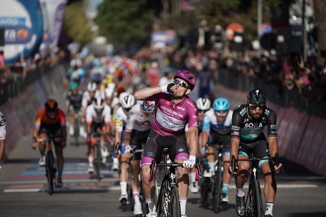 El francés Arnaud Demare celebra su tercer triunfo en el Giro de Italia de 2020