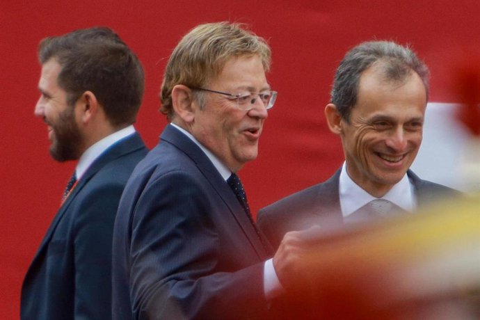 El president de la Generalitat valenciana, Ximo Puig, y  el ministro de Ciencia, Innovación y Universidades en funciones, Pedro Duque, en el desfile del 12 de octubre de 2019