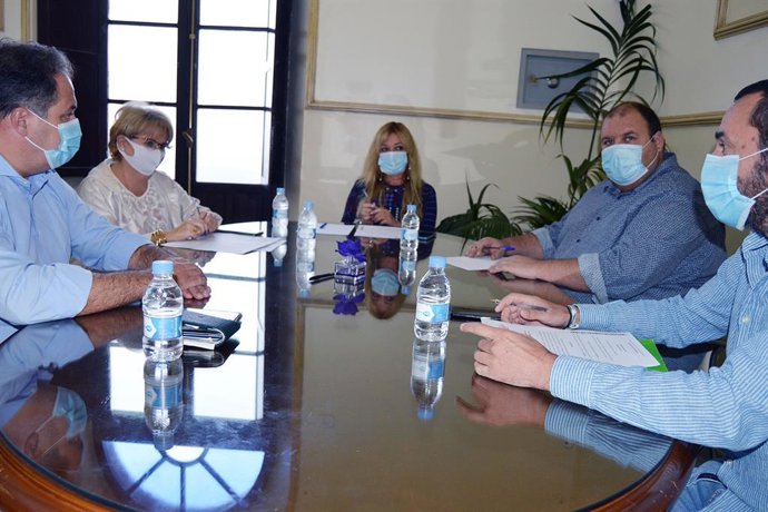 Reunión de la comisión extraordinaria de los portavoces de los distintos grupos políticos de San Juan del Puerto.