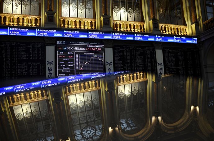 Vista general del Palacio de la Bolsa de Madrid con valores del Ibex, en Madrid, (España), a 2 de octubre de 2020.