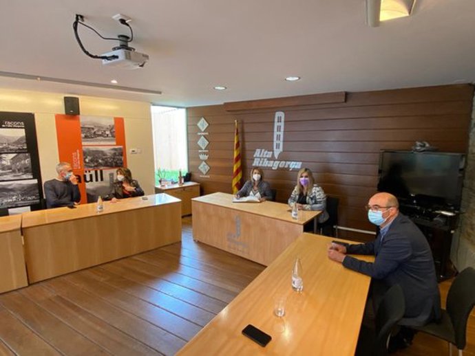 Pla general de la reunió de la vicepresidenta, Rosa Pujol, amb la presidenta del Consell de l'Alta Ribagora, Maria José Erta, i l'alcalde del Pont de Suert, José Antonio Troguet, a la seu del Consell Comarcal el 9 d'octubre del 2020. (horitzontal)