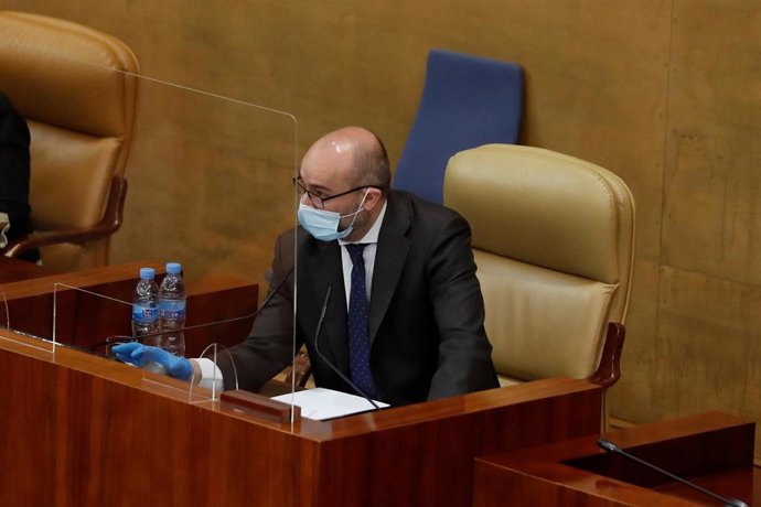 El presidente de la Cámara Regional, Juan Trinidad, durante el pleno celebrado este jueves en la Asamblea de Madrid, en una sesión marcada por la petición de la Comunidad de Madrid de avanzar a la fase 1 de la desescalada, en Madrid (España), a 21 de ma