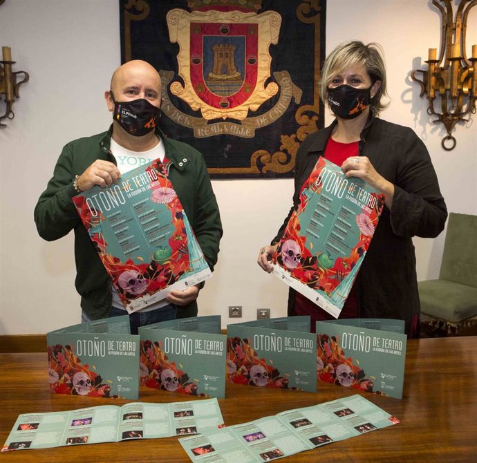 La alcaldesa y el concejal en la presentación del ciclo Otoño de Teatro