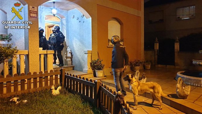 Registro policial en el marco de un operativo contra el clan de 'Los Ferrados', asentado en Poio, e investigado por tráfico de drogas y blanqueo.