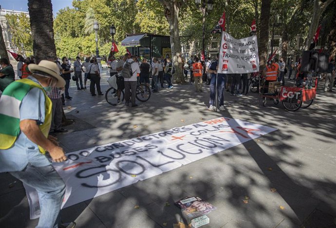 Trabajadores de Tussam concentrados ante el Ayuntamiento de Sevilla 