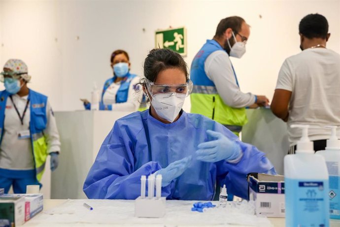 Una sanitaria trabaja en la realización de test de antígenos, en el Centro Cultural Lope de Vega