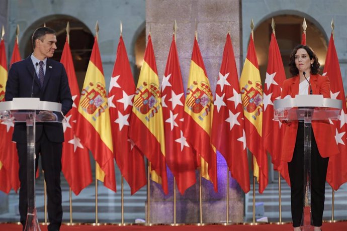 El presidente del Gobierno, Pedro Sánchez, y la presidenta de la Comunidad de Madrid, Isabel Díaz Ayuso, ofrecen una rueda de prensa tras su reunión en la sede de la Presidencia regional, en Madrid (España), a 21 de septiembre de 2020.