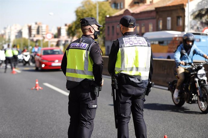 Agentes de Policía Nacional realizan un control en la carretera A-5, en Madrid (España), a 9 de octubre de 2020. El Ministerio del Interior ha comenzado a desplegar un amplio operativo de controles policiales en Madrid y el resto de municipios afectados
