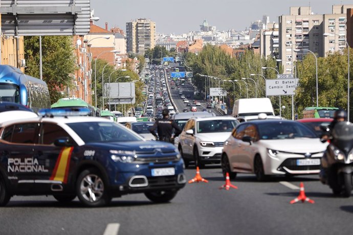 Agentes de Policía Nacional durante un control en la carretera A-5, en Madrid (España), a 9 de octubre de 2020.