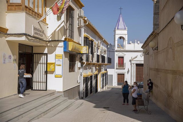 Vecinos de Casariche esperan cola en Correos en la segunda jornada de confinamiento por la alta incidencia del coronavirus en el muncipio. En Sevilla (Andalucía, España), a 01 de octubre de 2020.