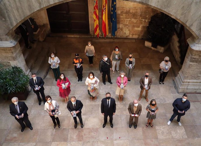 El president de la Generalitat, Ximo Puig, y los premiados en el 9 d'Octubre de 2020