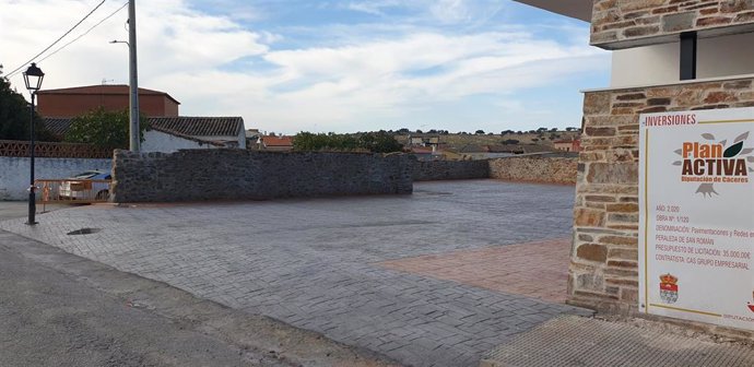 Finalizan las obras de mejora del entorno del velatorio de Peraleda de San Román