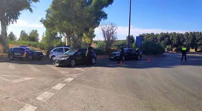 Control en un acceso a Linares para vigilar las restricciones por la covid-19.