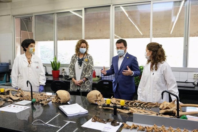 El vicepresidente en funciones de presidente del Govern Pere Aragons y la consellera Ester Capella visitan el laboratorio antropológico de la UAB. En Cerdanyola del Valls (Barcelona), el 9 de octubre de 2020.
