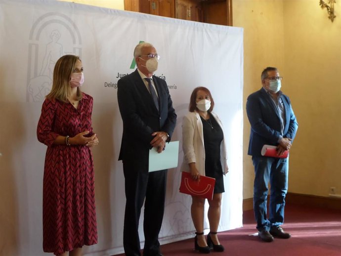 La delegada de la Junta de Andalucía en Almería junto al presidente de Asempal y los representantes de UGT y CCOO