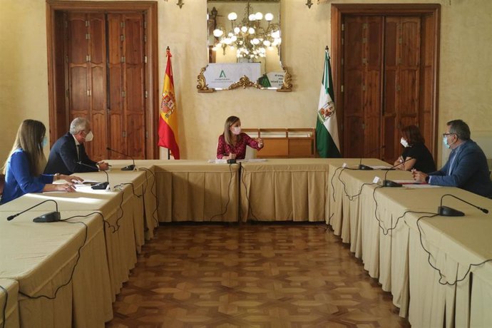 En el centro, la delegada de la Junta en Almería, Maribel Sánchez Torregrosa
