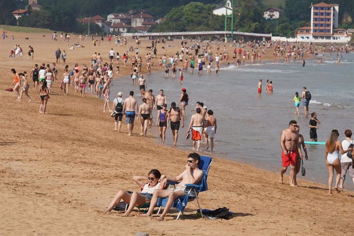 Ambiente en la playa de La Arena, en Bizkaia, durante este pasado verano