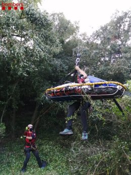 Imatge del gruatge d'un home rescatat després de caure d'un arbre. Imatge del 9 d'octubre del 2020. (Horitzontal)