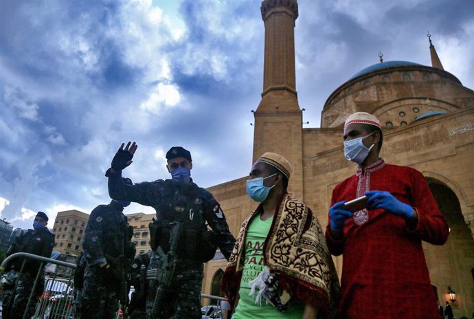 Personas con mascarilla en la capital de Líbano, Beirut, durante la pandemia de coronavirus
