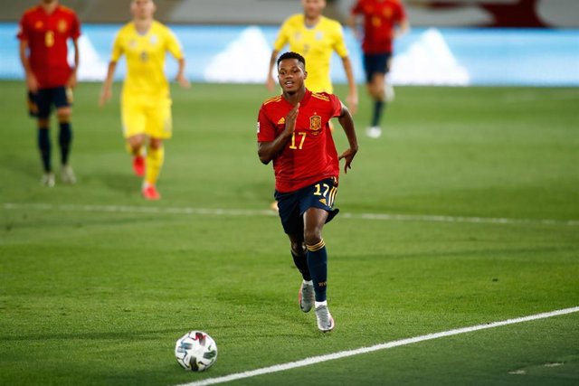 Ansu Fati persigue un balón durante el duelo entre la selección española y Ucrania de la Liga de Naciones 2020