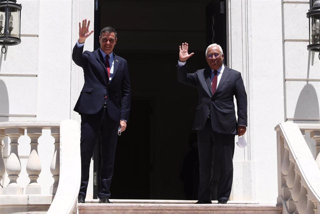 El presidente del Gobierno, Pedro Sánchez (i); y el primer ministro de Portugal, António Costa (d), en una imagen de archivo