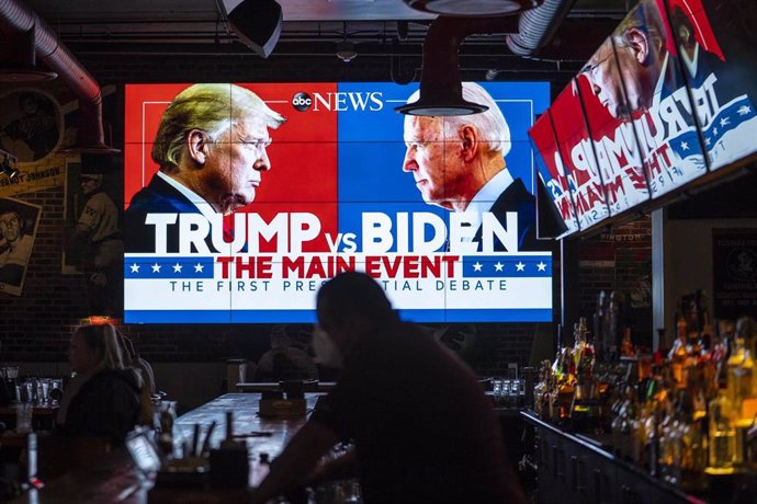 Una pantalla de televisión con las imágenes de Donald Trump y Joe Biden antes del primer debate presidencial